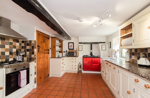 Witney House | Hollyhock House. Sleeps 10, Idyllic Cotswold Cottage, Arctic Cabin, playground.