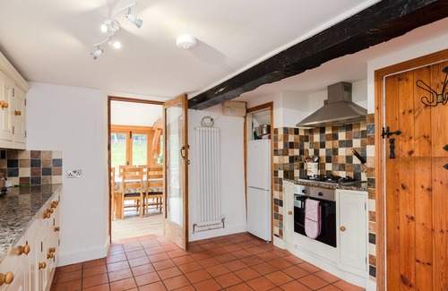 Witney House | Hollyhock House. Sleeps 10, Idyllic Cotswold Cottage, Arctic Cabin, playground.