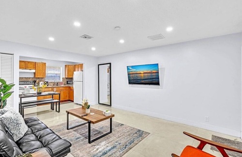 Little Ranches House | Hollywood 2 Bdrm New Furnished Beach Vacation LB2