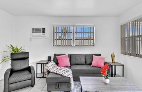 Royal Poinciana House | Hollywood Beach 1br In Gated Property King Bed!