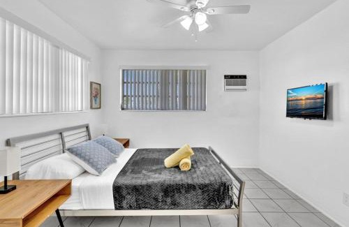 Royal Poinciana House | Hollywood Beach 1br In Gated Property King Bed!