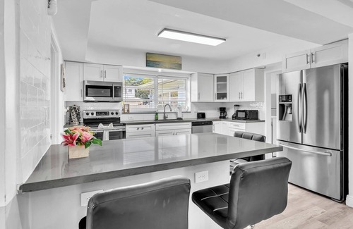 Parkside House | Hollywood Castle 7 Bdrms 4 baths pool ,hot tub close to beaches Fully private