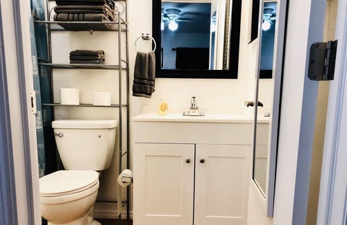Highland Garden Apartment | Hollywood Florida cozy studio Room: beach, shopping & more at your fingertips.