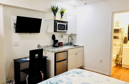 Highland Garden Apartment | Hollywood Florida cozy studio Room: beach, shopping & more at your fingertips.