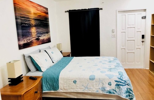 Highland Garden Apartment | Hollywood Florida cozy studio Room: beach, shopping & more at your fingertips.
