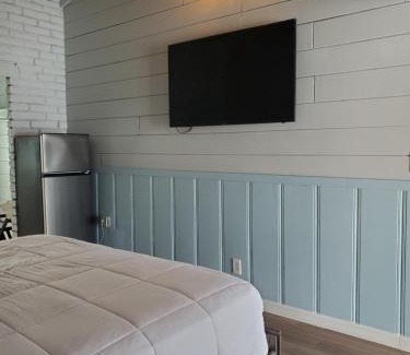 Royal Poinciana Hotel | Hollywood Gardens Inn & Suites