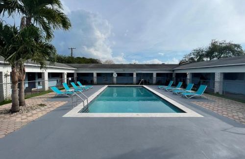 Royal Poinciana Hotel | Hollywood Gardens Inn & Suites