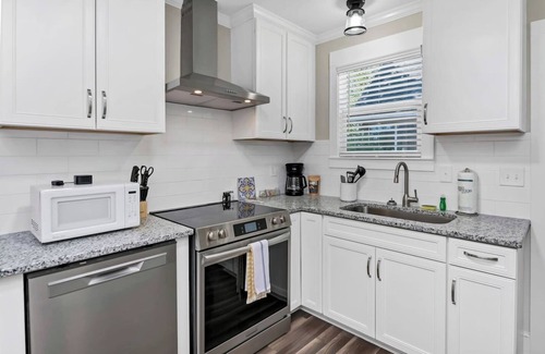 Columbia Apartment | Hollywood Hideaway | 1BR Near Rosewood