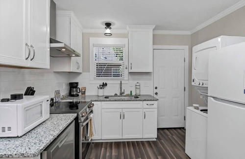 Columbia Apartment | Hollywood Hideaway | 1BR Near Rosewood