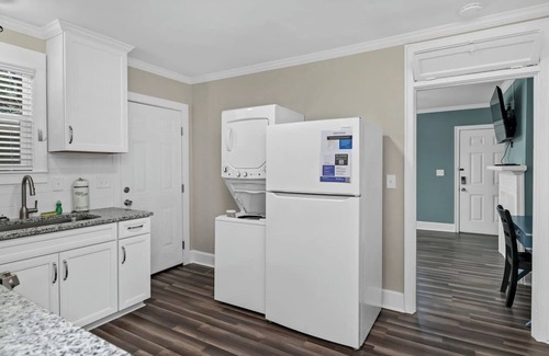 Columbia Apartment | Hollywood Hideaway | 1BR Near Rosewood