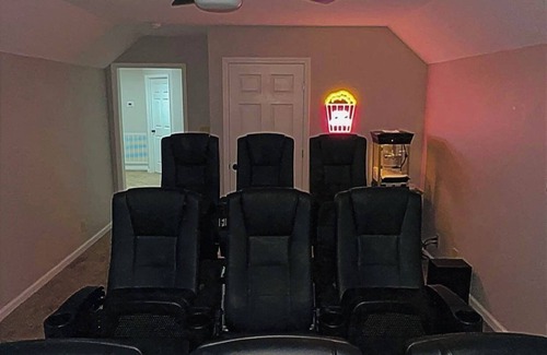 Clarksville House | Hollywood Hideaway, Amazing, Comfy, Spacious 4-bedroom house in w/theater room