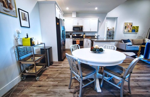 Lawndale Condo | Hollywood Hideaway