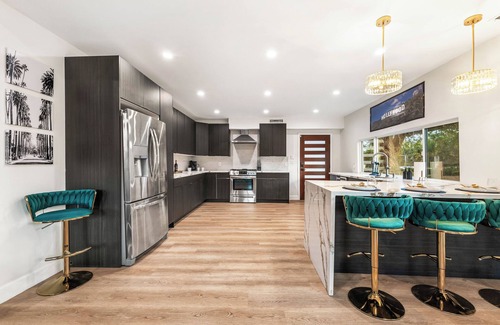 Hollywood House | Hollywood Hideaway - Central to Famous Hot Spots with WiFi, AC