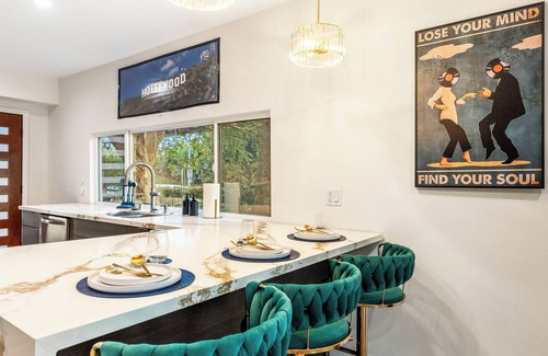 Hollywood House | Hollywood Hideaway - Central to Famous Hot Spots with WiFi, AC