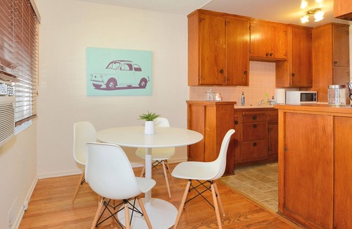Beachwood Canyon Apartment | Hollywood Hills Beachwood Drive Relaxing Experience + Hollywood Sign Views