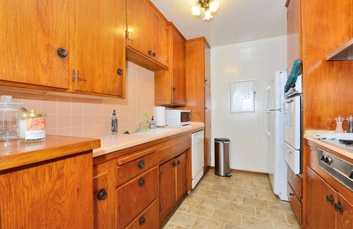 Beachwood Canyon Apartment | Hollywood Hills Beachwood Drive Relaxing Experience + Hollywood Sign Views