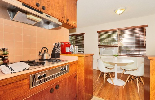 Beachwood Canyon Apartment | Hollywood Hills Beachwood Drive Relaxing Experience + Hollywood Sign Views