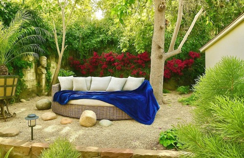 Hollywood Hills West Cottage | Hollywood Hills Guest House+Views+Outdoor Patio+Garden+Free Street Parking