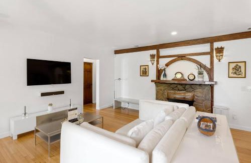 Studio City House | Hollywood Hills Walk to Universal City Views