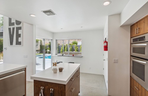 Palm Springs House | Hollywood History! Views-Saltwater Pool & Spa! Vista Las Palmas walk to downtown