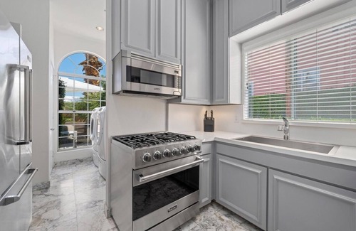 Palm Desert Resort | Hollywood Regency Style with Stunning Views - GOLF available!