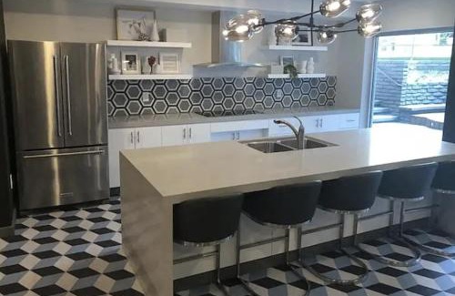 Rampart Village Apartment | Hollywood Studio with Pool, Parking and Gym