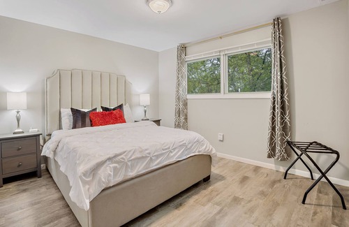 Aurora Apartment | Hollywood-Themed Apt in Aurora/WiFi/FreeParking/75"TV/AppleTV/YouTubeTV