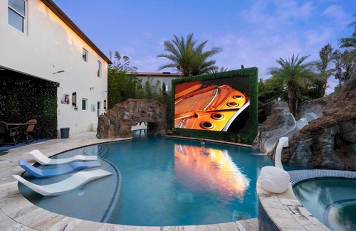 Windwood Bay House | Hollywood Themed Mega Mansion/Sleeps 62!/Your own Lazy River/Firepit/