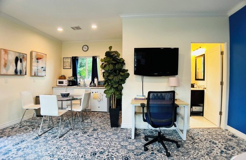 Hollywood Apartment | Hollywood top rated apartment with roof deck in prime location