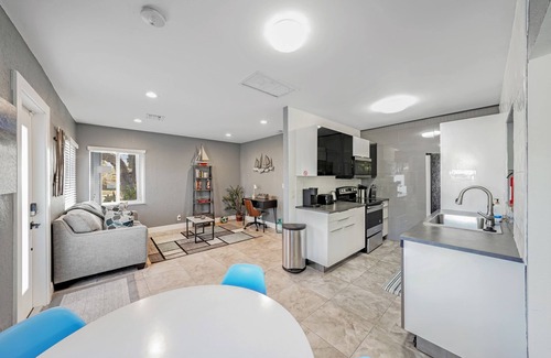 Royal Poinciana Cottage | Hollywood Tropical Retreat