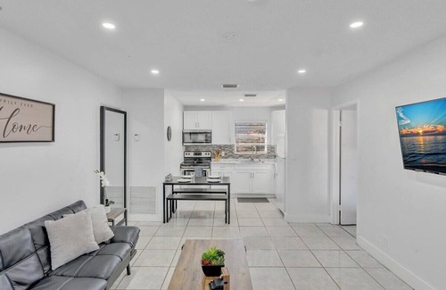 Royal Poinciana House | Hollywood Vacation in Perfect Beach Location HA01