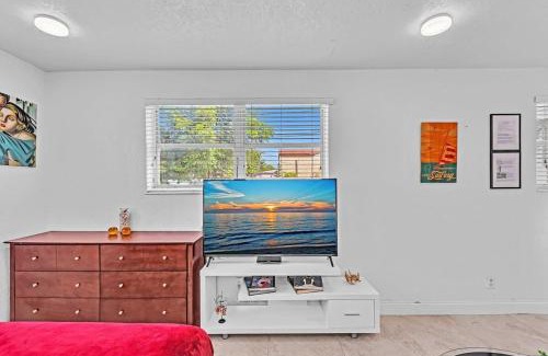 Royal Poinciana Apartment | Hollywood Vacation Mins To Beach & Hard Rock #193