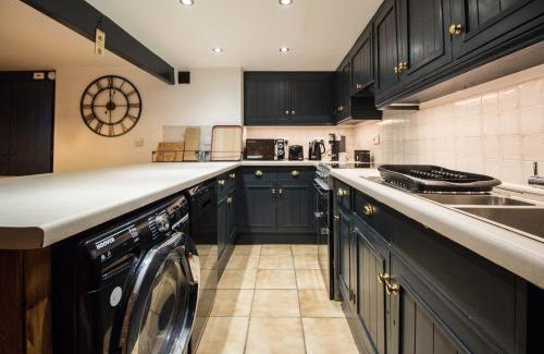 Brockholes House | Holmfirth Home, Comfortable Stay, Near Trails and Town, Sleeps 5