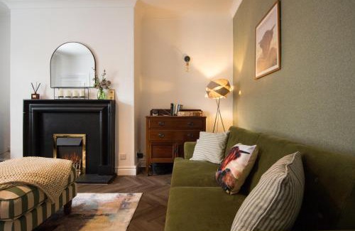 Brockholes House | Holmfirth Home, Comfortable Stay, Near Trails and Town, Sleeps 5