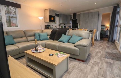 Market Drayton Cottage | HOLMSIDE, with hot tub in Market Drayton