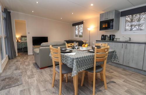 Market Drayton Cottage | HOLMSIDE, with hot tub in Market Drayton