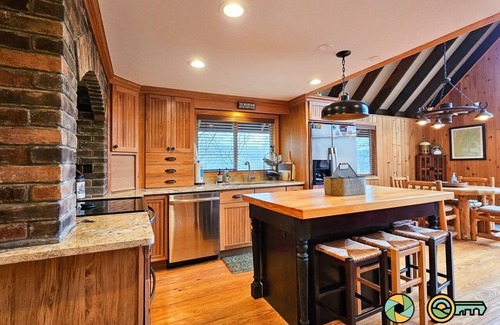Mount Jackson Ski Chalet | Holocene Chalet - treetop mountain views!