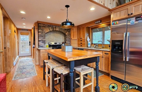 Mount Jackson Ski Chalet | Holocene Chalet - treetop mountain views!