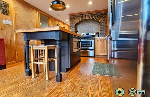 Mount Jackson Ski Chalet | Holocene Chalet - treetop mountain views!