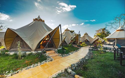 Dominical Hotel | Holos Retreat Center: The Entire Ridge Basecamp