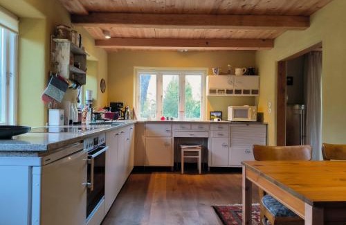 Juebek House | Holsteinshof - Reetdachkate zwischen Nord- und Ostsee