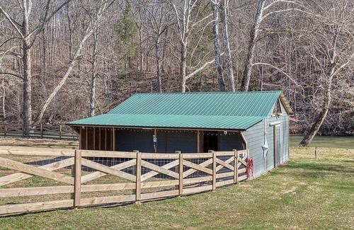Marion House | Holston River Lodge - Fishing, Relaxing, Hiking and New Hot Tub