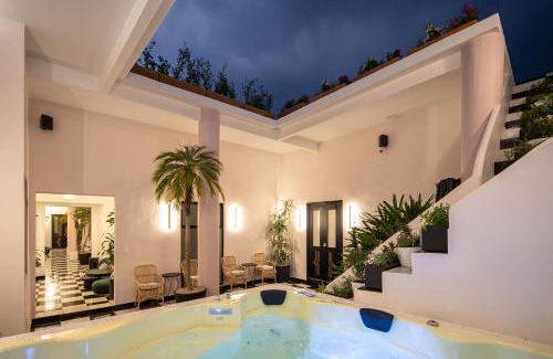Centro Villa | HOLT's Casa De Mi Independencia