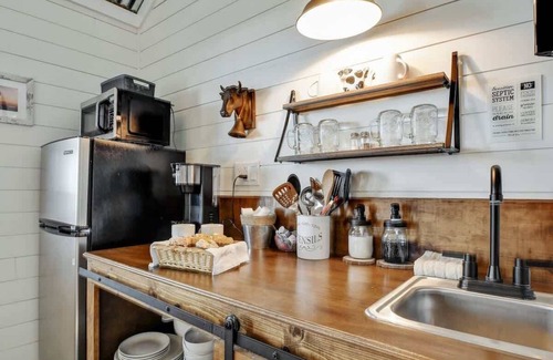 Fredericksburg House | Holy Cow Cottage w/Amazing Hill Country Views