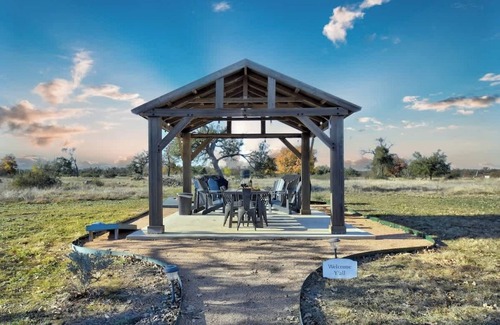 Fredericksburg House | Holy Cow Cottage w/Amazing Hill Country Views