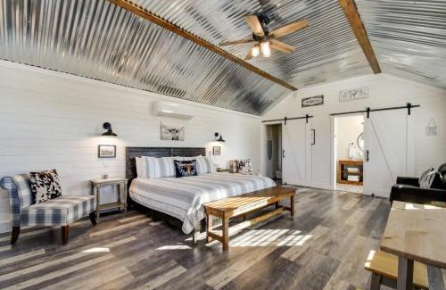 Fredericksburg House | Holy Cow Cottage with Amazing Hill Country Views