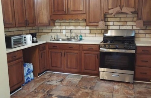 Morrow House | Holy Home 3-bedroom with AC and WiFi. Bless you in Morrow. Peace & a low price.