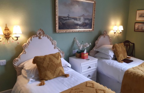Loughborough House | Holywell Guest House
