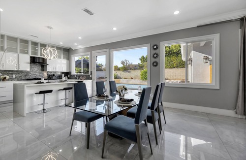 East Whittier House | HOME 20 MINS AWAY FROM DISNEY! 5 BEDS/5 FULL BATHS WITH GUESTHOUSE
