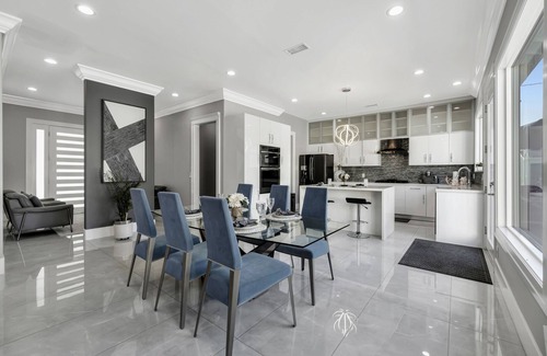 East Whittier House | HOME 20 MINS AWAY FROM DISNEY! 5 BEDS/5 FULL BATHS WITH GUESTHOUSE